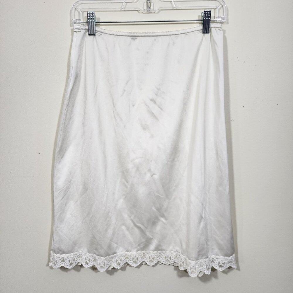 L'eggs vintage skirt slip with lace hemline and elastic waist womans size medium